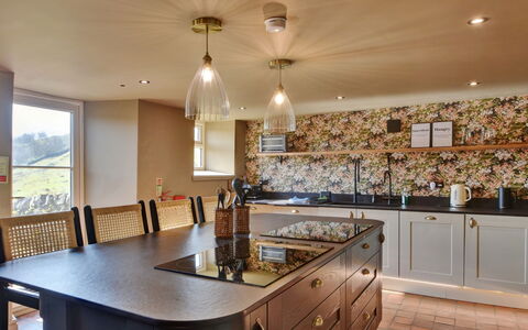 Blackton Farmhouse: Interior Design, Cucina, Controsoffitto, Lampada, Cabinetry, Mobilia, Pavimentazione, Soffitto, Legna, Illuminazione