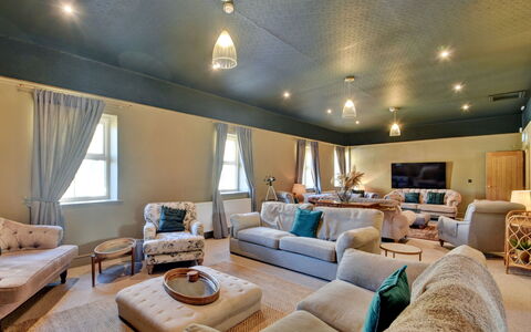 Blackton Farmhouse: Mobilia, Interior Design, Pavimentazione, Pavimento, Divano, Soffitto, Camera, Illuminazione, Soggiorno, Lampada