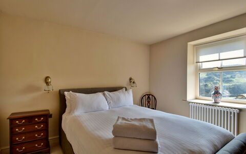 Blackton Farmhouse: Letto, Parete, Camera Da Letto, Interior Design, Legna, Pavimentazione, Mobilia, Pavimento, Lenzuolo, Bedding