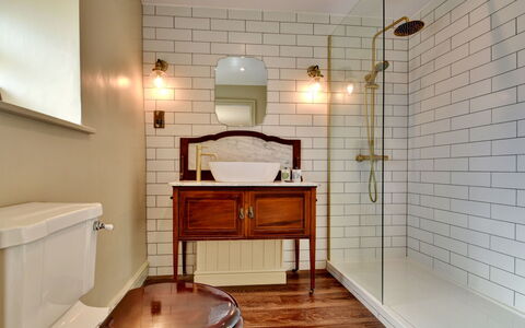 Blackton Farmhouse: Bagno, Interior Design, Idraulico Fixture, Parete, Pavimentazione, Pavimento, Lampada, Rubinetto, Gabinetto, Illuminazione