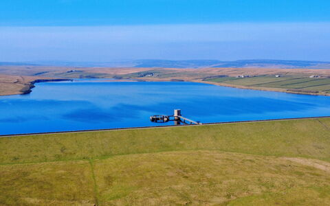 Blackton Farmhouse: Blu, Acqua, Orizzonte, Ecoregione, Plain, Serbatoio, Campo, Steppa, Lago