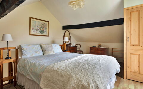 Vine Barn: Letto, Mobilia, Interior Design, Bedding, Camera Da Letto, Lenzuolo, Parete, Legna, Camera, Soffitto