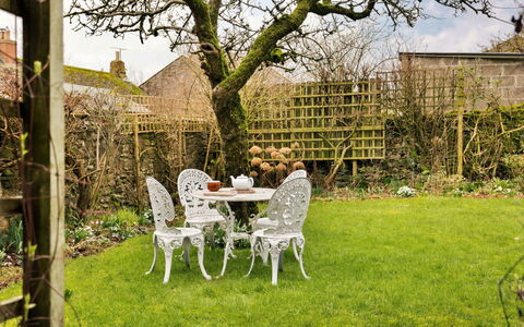 Vine Barn: Mobilia, Giardino, Mobili Da Esterno, Sedia, Tavolo Esterno, Backyard, Prato, Cortile, Landscaping, Shade