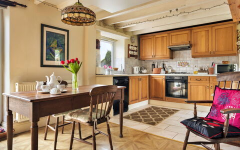 Vine Barn: Mobilia, Interior Design, Pavimentazione, Cabinetry, Pavimento, Cucina, Legna, Sedia, Camera, Soffitto