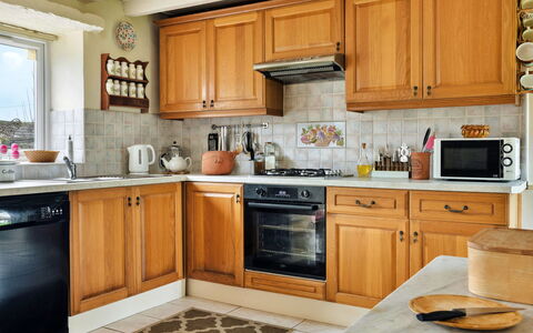 Vine Barn: Elettrodomestico Da Cucina, Cucina, Controsoffitto, Cabinetry, Apparecchio Major, Mobilia, Interior Design, Legna, Elettrodomestico, Credenza