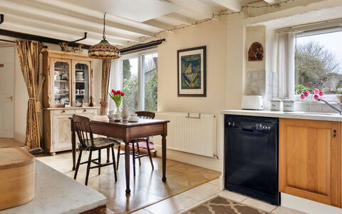Vine Barn: Mobilia, Interior Design, Pavimentazione, Legna, Cabinetry, Soffitto, Camera, Pavimento, Illuminazione, Cucina