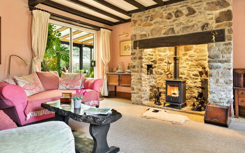 Vine Barn: Mobilia, Legna, Interior Design, Pavimentazione, Focolare, Illuminazione, Casa, Pavimento, Soggiorno, Soffitto