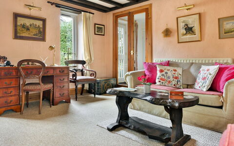 Vine Barn: Mobilia, Interior Design, Legna, Pavimentazione, Cornice, Pavimento, Camera, Illuminazione, Tavolo, Soggiorno