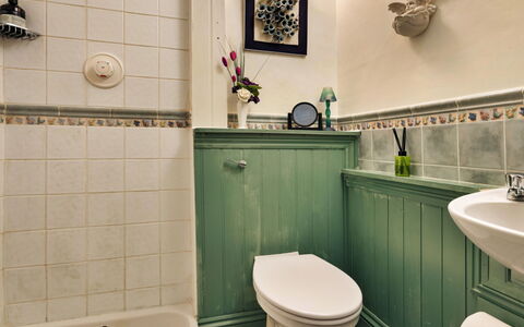 Vine Barn: Bagno, Idraulico Fixture, Toilet Seat, Interior Design, Pavimentazione, Rubinetto, Lavandino Del Bagno, Gabinetto, Idraulico, Pavimento