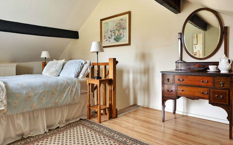 Vine Barn: Mobilia, Interior Design, Letto, Camera Da Letto, Pavimentazione, Legna, Pavimento, Cassetto, Soffitto, Camera