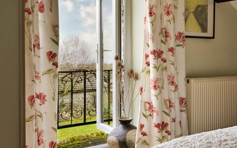 Vine Barn: Interior Design, Tenda, Rosa, Finestra Trattamento, Camera, Per Finestre, Pianta Della Casa, Modanatura, Disegno Floreale, Soggiorno
