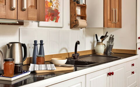 Vine Barn Studio: Cucina, Tavola, Elettrodomestico Da Cucina, Controsoffitto, Mobilia, Elettrodomestico, Cabinetry, Bottiglia, Cibo