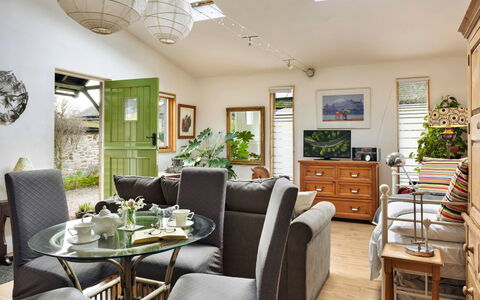 Vine Barn Studio: Mobilia, Interior Design, Pavimentazione, Divano, Tavolo, Sedia, Legna, Pavimento, Soggiorno, Soffitto