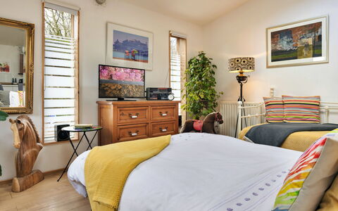 Vine Barn Studio: Mobilia, Letto, Interior Design, Bedding, Camera Da Letto, Lenzuolo, Parete, Pavimentazione, Pavimento, Camera
