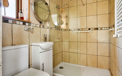 Vine Barn Studio: Idraulico Fixture, Bagno, Pavimentazione, Pavimento, Interior Design, Gabinetto, Idraulico, Lavello, Rubinetto, Doccia