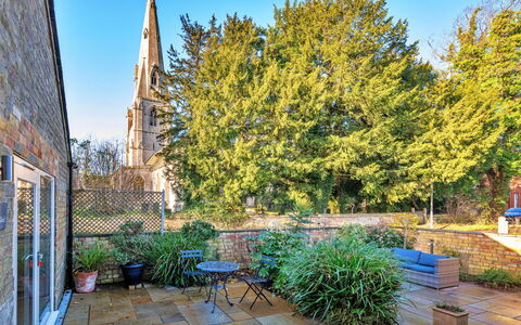 The Asparagus Shed: Arbusto, Giardino, Cortile, Landscaping, Backyard, Cortile, Mobili Da Esterno, Pianta Della Casa, Vaso Di Fiori, Eco Hotel