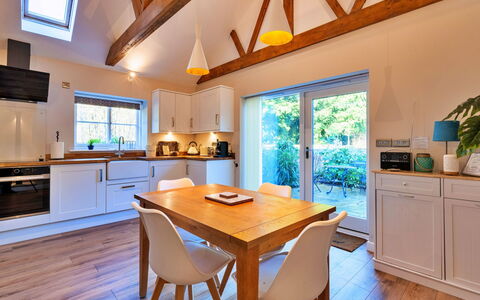 The Asparagus Shed: Mobilia, Interior Design, Pavimentazione, Legna, Soffitto, Cucina & Sala Da Pranzo Tavolo, Pavimento, Illuminazione, Cucina, Tavolo