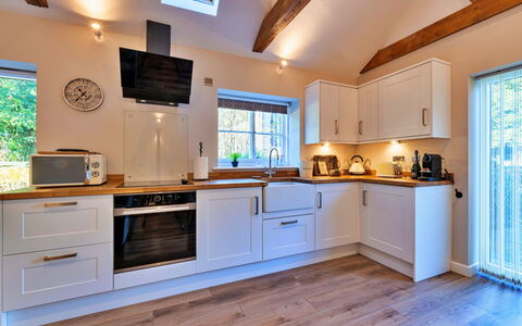 The Asparagus Shed: Cucina, Interior Design, Apparecchio Major, Legna, Controsoffitto, Elettrodomestico Da Cucina, Pavimentazione, Elettrodomestico, Mobilia, Cabinetry