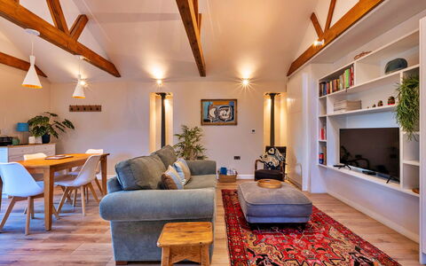 The Asparagus Shed: Mobilia, Interior Design, Pavimentazione, Parete, Pavimento, Divano, Legna, Soffitto, Camera, Soggiorno