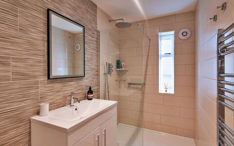 The Asparagus Shed: Bagno, Pavimentazione, Idraulico Fixture, Pavimento, Parete, Interior Design, Lavandino Del Bagno, Lavello, Mobiletto Del Bagno, Piastrella