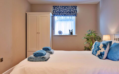 The Asparagus Shed: Mobilia, Letto, Interior Design, Camera Da Letto, Bedding, Parete, Lenzuolo, Camera, Pavimento, Legna