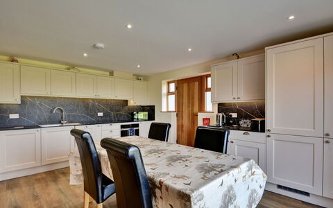 The Owls Rest: Interior Design, Mobilia, Legna, Soffitto, Pavimentazione, Cucina, Controsoffitto, Cabinetry, Illuminazione, Camera