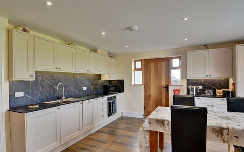 The Owls Rest: Mobilia, Interior Design, Legna, Soffitto, Pavimentazione, Cabinetry, Cucina, Controsoffitto, Camera, Illuminazione