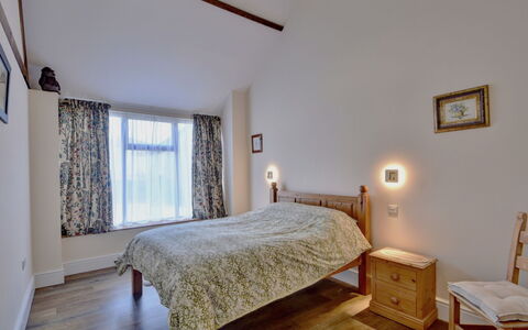The Owls Rest: Letto, Mobilia, Camera Da Letto, Interior Design, Parete, Lenzuolo, Bedding, Legna, Soffitto, Pavimento