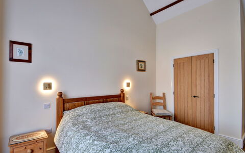 The Owls Rest: Letto, Mobilia, Camera Da Letto, Parete, Interior Design, Legna, Soffitto, Pavimento, Bedding, Pavimentazione