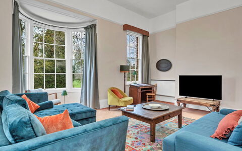 Clavering Hall: Mobilia, Interior Design, Pavimentazione, Pavimento, Divano, Soffitto, Soggiorno, Camera, Illuminazione, Casa