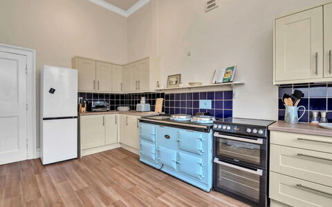 Clavering Hall: Pavimentazione, Interior Design, Legna, Apparecchio Major, Pavimento, Elettrodomestico Da Cucina, Cucina, Cabinetry, Elettrodomestico, Camera