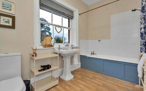 Clavering Hall: Pavimentazione, Interior Design, Pavimento, Idraulico Fixture, Bagno, Soffitto, Idraulico, Illuminazione, Toilet Seat, Gabinetto