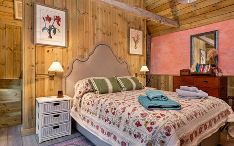 The Potting Shed at Island Hall: Mobilia, Letto, Interior Design, Camera Da Letto, Bedding, Lenzuolo, Legna, Soffitto, Biancheria, Camera