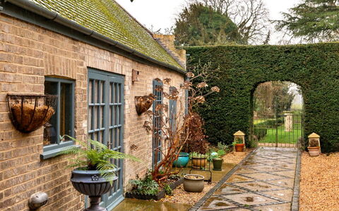 The Potting Shed at Island Hall: Arbusto, Vaso Di Fiori, Flagstone, Giardino, Driveway, Pianta Della Casa, Brick, Cobblestone, Passerella, Landscaping