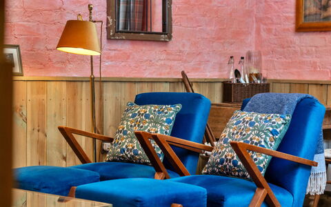 The Potting Shed at Island Hall: Mobilia, Blu, Interior Design, Legna, Tessile, Pavimentazione, Cuscino, Pavimento, Lancia Cuscino, Soggiorno