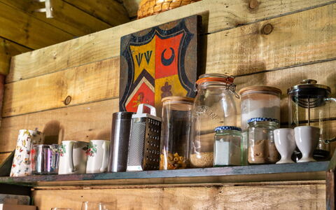 The Potting Shed at Island Hall: Mensola, Scaffalature, Legna, Bottiglia, Cucina, Color Legno, Bicchieri, Latifoglie