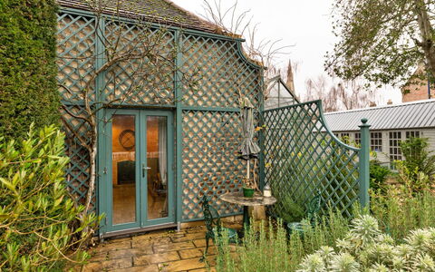 The Potting Shed at Island Hall: Verde, Arbusto, Giardino, Primavera, Villetta, Shade, Landscaping, Cortile, Edifici Giardino