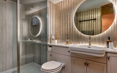 The Potting Shed at Island Hall: Bagno, Idraulico Fixture, Interior Design, Pavimentazione, Pavimento, Idraulico, Lavandino Del Bagno, Lavello, Specchio, Rubinetto