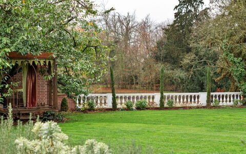 The Potting Shed at Island Hall: Arbusto, Giardino, Primavera, Prato, Shade, Landscaping, Backyard, Cortile, Parco