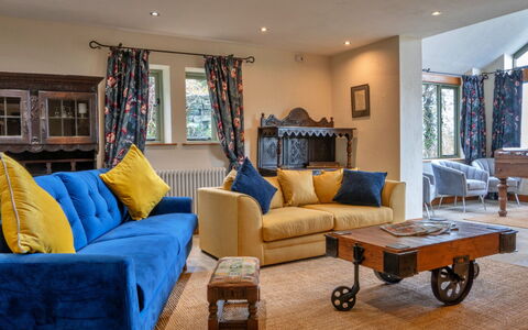 Rough Close Farm Cottage: Mobilia, Interior Design, Divano, Parete, Soggiorno, Legna, Pavimentazione, Camera, Casa, Pavimento