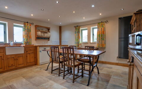 Rough Close Farm Cottage: Mobilia, Interior Design, Pavimentazione, Pavimento, Legna, Soffitto, Camera, Cabinetry, Illuminazione, Cucina