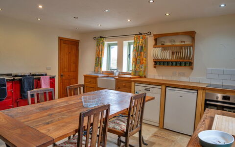 Rough Close Farm Cottage: Mobilia, Interior Design, Pavimentazione, Legna, Pavimento, Cabinetry, Camera, Soffitto, Tavolo, Cucina
