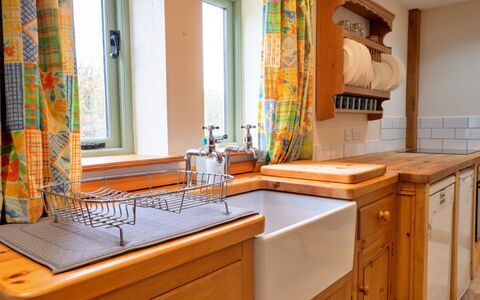 Rough Close Farm Cottage: Cucina, Controsoffitto, Legna, Cabinetry, Lavandino Della Cucina, Idraulico Fixture, Interior Design, Lavello, Pavimentazione, Rubinetto