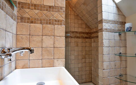 Rough Close Farm Cottage: Parete, Pavimentazione, Idraulico Fixture, Pavimento, Bagno, Piastrella, Interior Design, Idraulico, Rubinetto, Materiale Composito