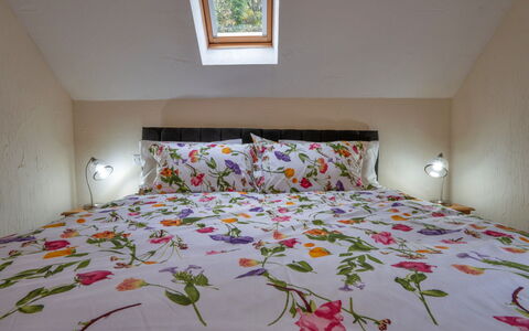 Rough Close Farm Cottage: Camera Da Letto, Lenzuolo, Letto, Bedding, Biancheria, Mobilia, Interior Design, Tessile, Camera, Telaio Del Letto