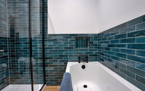 East Bank: Blu, Pavimentazione, Bagno, Materiale Composito, Piastrella, Idraulico Fixture, Brick, Ceramica, Idraulico, Rubinetto