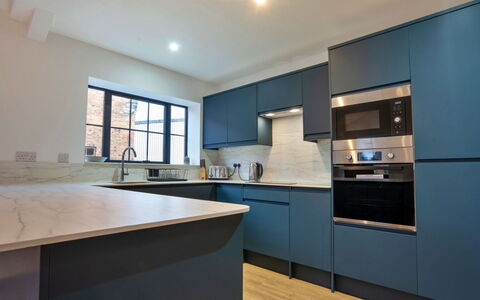 Courtyard View at Longford: Cucina, Controsoffitto, Cabinetry, Interior Design, Pavimentazione, Elettrodomestico Da Cucina, Apparecchio Major, Legna, Pavimento, Soffitto
