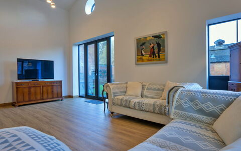 Courtyard View at Longford: Mobilia, Interior Design, Divano, Pavimentazione, Pavimento, Parete, Legna, Camera, Soffitto, Soggiorno