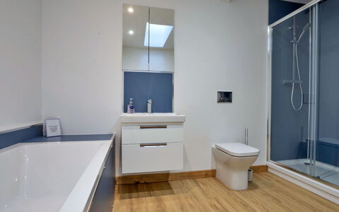 Courtyard View at Longford: Pavimentazione, Pavimento, Interior Design, Idraulico Fixture, Bagno, Mobiletto Del Bagno, Soffitto, Idraulico, Cabinetry, Rubinetto