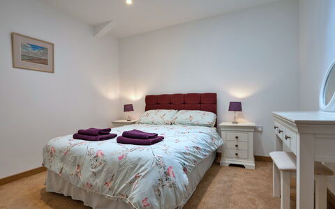 Courtyard View at Longford: Mobilia, Letto, Camera Da Letto, Bedding, Interior Design, Lenzuolo, Legna, Camera, Soffitto, Biancheria